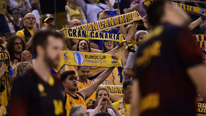 Aficionados del Gran Canaria celebran con bufandas en la final de la Eurocup.
