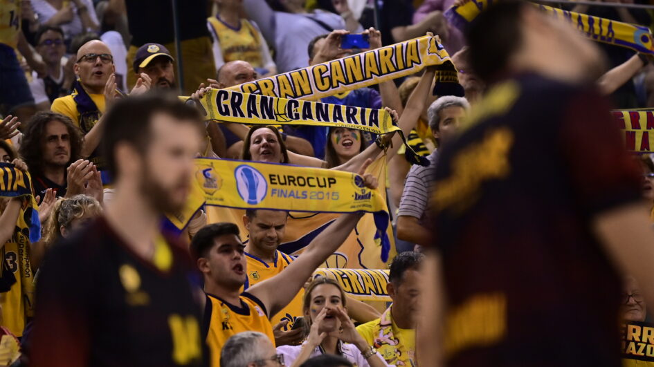 Aficionados del Gran Canaria celebran con bufandas en la final de la Eurocup.