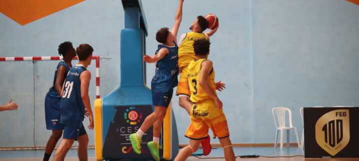 Jugadores de baloncesto compiten en una intensa jugada en el Campeonato de España.
