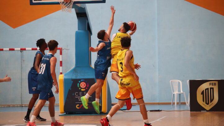 Jugadores de baloncesto compiten en una intensa jugada en el Campeonato de España.