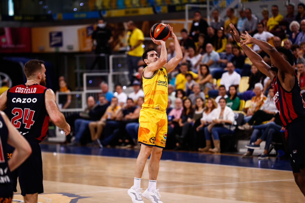 Jugador del Gran Canaria lanzando a canasta durante un partido en el Buesa Arena.