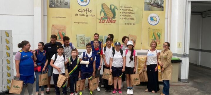 Grupo de jóvenes del Proyecto Suma en las instalaciones de Gofio La Piña.