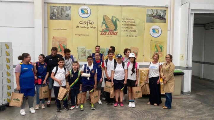 Grupo de jóvenes del Proyecto Suma en las instalaciones de Gofio La Piña.