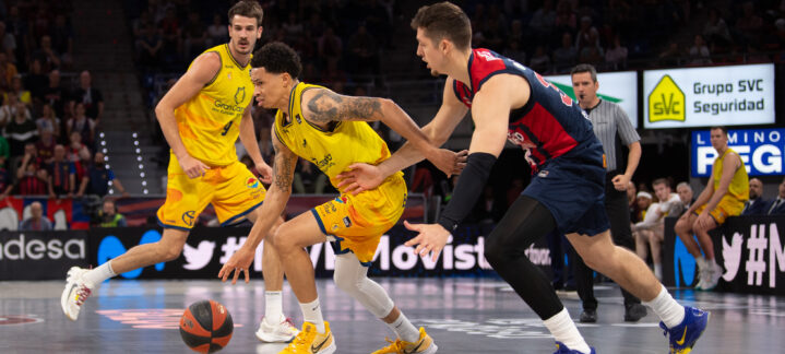 Jugadores del Gran Canaria luchan por el balón en un partido en el Buesa Arena.