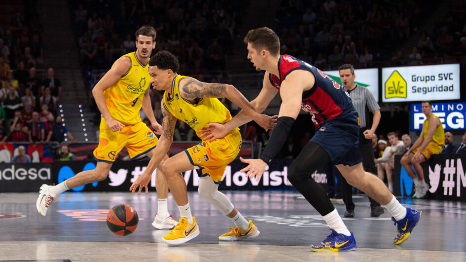 Jugadores del Gran Canaria luchan por el balón en un partido en el Buesa Arena.
