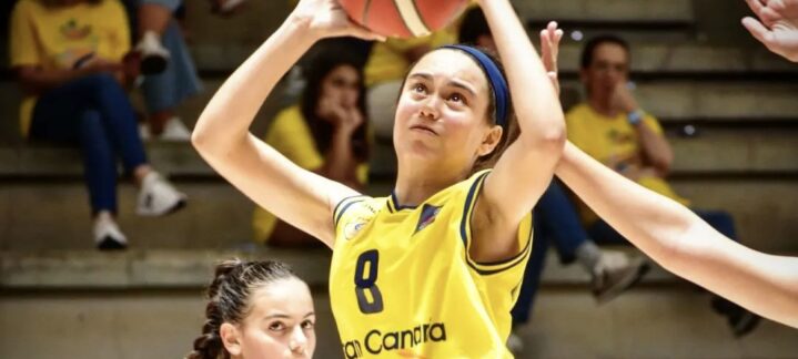 Jugadora del Gran Canaria infantil femenino lanzando a canasta durante un partido.