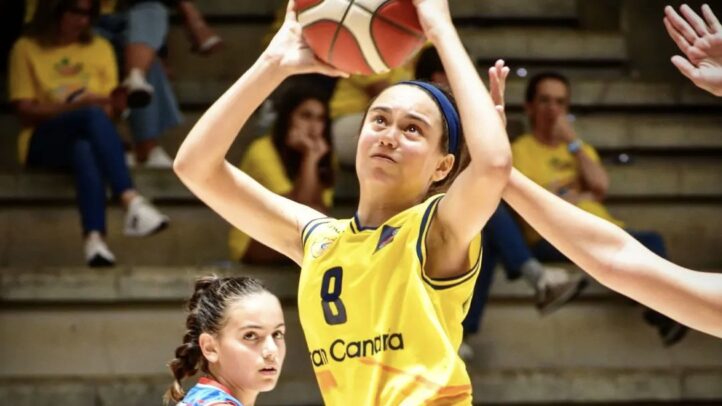 Jugadora del Gran Canaria infantil femenino lanzando a canasta durante un partido.
