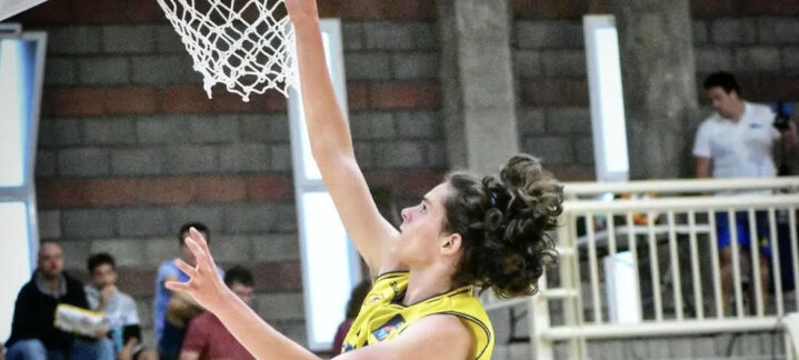 Jugador del infantil masculino del Gran Canaria lanzando a canasta en un partido.
