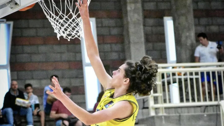Jugador del infantil masculino del Gran Canaria lanzando a canasta en un partido.