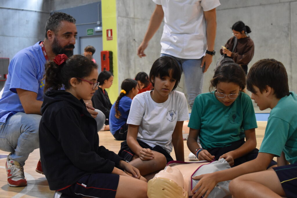 Estudiantes participan en un curso de primeros auxilios con un maniquí en el CB Gran Canaria.