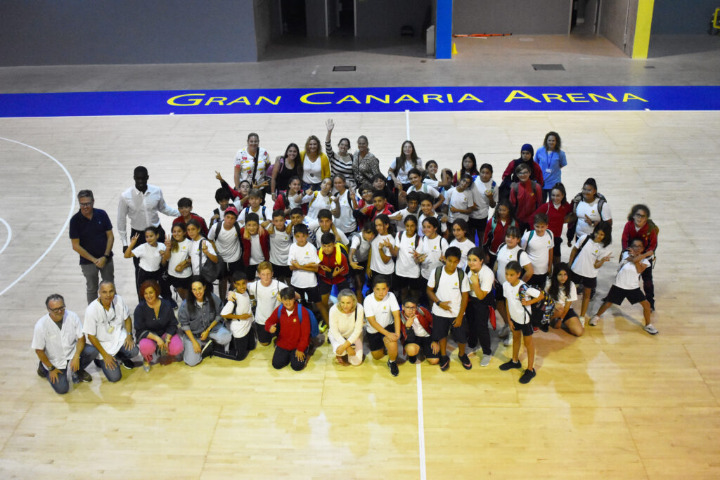 Grupo de niños y adultos posando en el Gran Canaria Arena tras un curso de primeros auxilios.