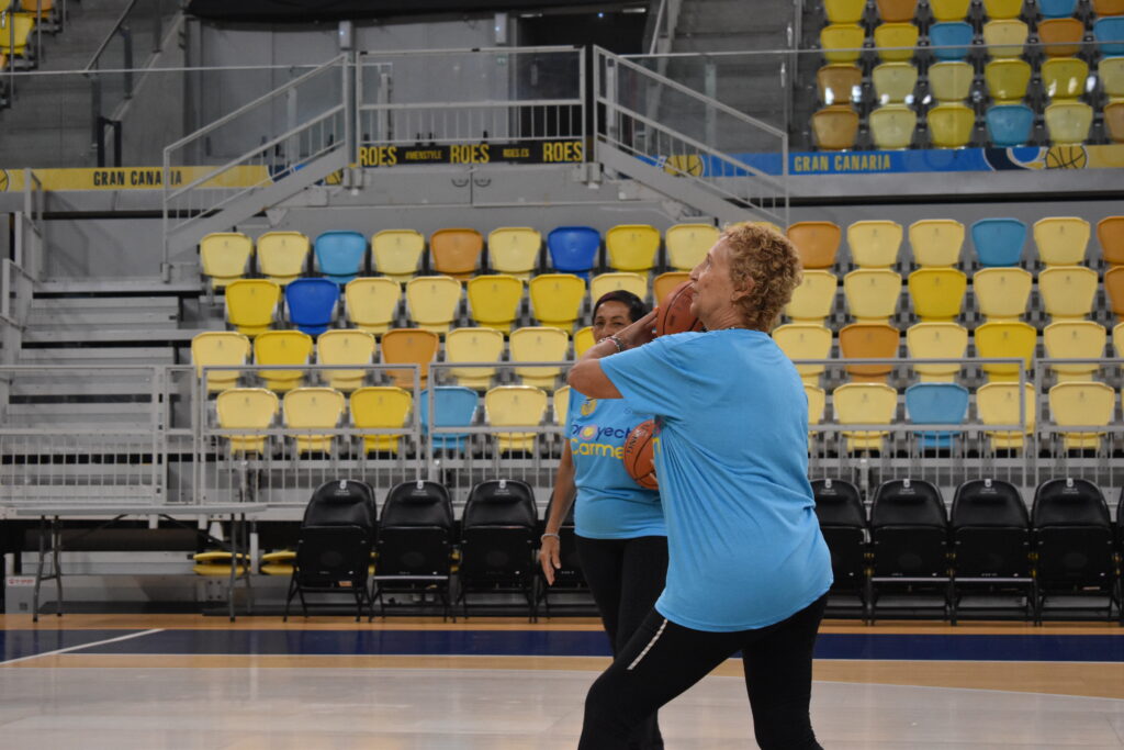 Jornada de baloncesto con participantes entrenando en el Gran Canaria Arena.