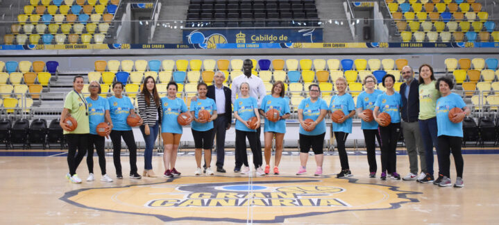 Jornada de baloncesto en el Gran Canaria Arena con un grupo de participantes y organizadores.
