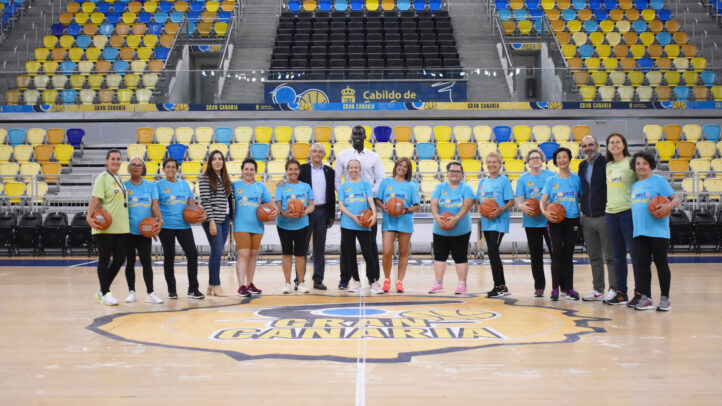 Jornada de baloncesto en el Gran Canaria Arena con un grupo de participantes y organizadores.