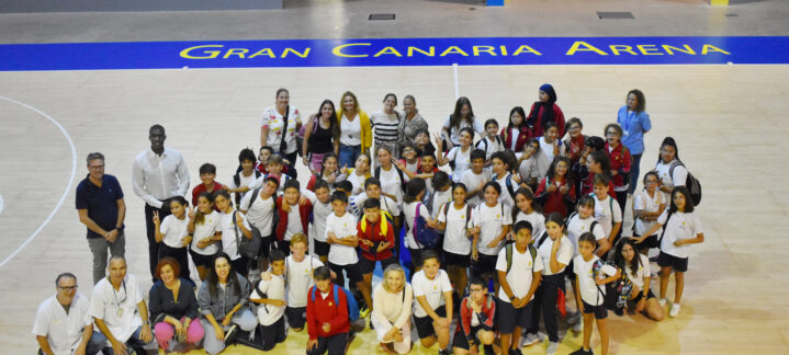 Grupo de niños y adultos en la pista del Gran Canaria Arena tras un curso de primeros auxilios.