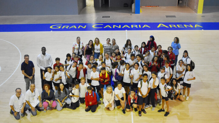 Grupo de niños y adultos en la pista del Gran Canaria Arena tras un curso de primeros auxilios.