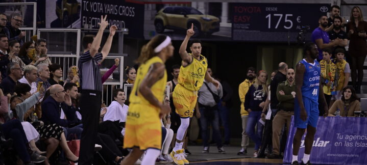 Jugadores y árbitros en acción durante un partido de baloncesto en Gran Canaria.