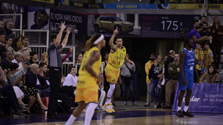 Jugadores y árbitros en acción durante un partido de baloncesto en Gran Canaria.