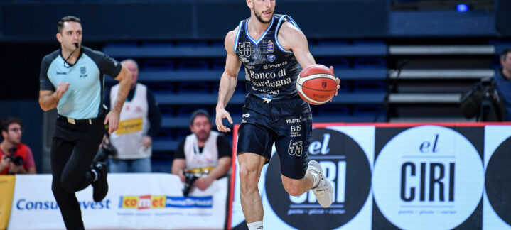 Jugador del Gran Canaria con balón, en acción durante un partido de baloncesto.