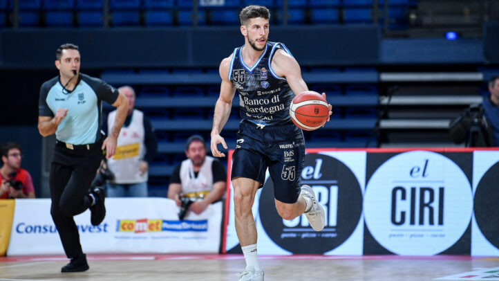 Jugador del Gran Canaria con balón, en acción durante un partido de baloncesto.