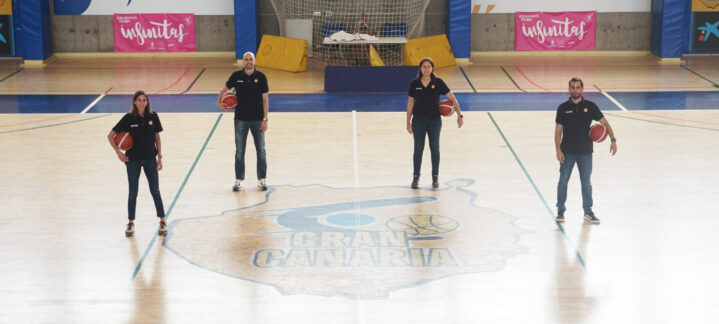 Cuatro entrenadores de baloncesto posando en una pista con el logo del CB Gran Canaria.