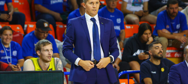 Jaka Lakovic en la cancha, dirigiendo al equipo durante un partido. Público detrás.