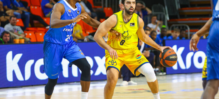 Jugador del Gran Canaria con balón, defendido por rival del Fuenlabrada en un partido.