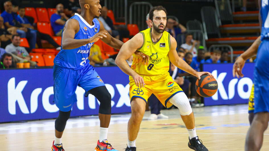 Jugador del Gran Canaria con balón, defendido por rival del Fuenlabrada en un partido.