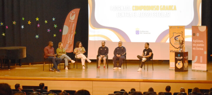 Panel de expertos discutiendo el acoso escolar en la I Jornada Compromiso Granca.