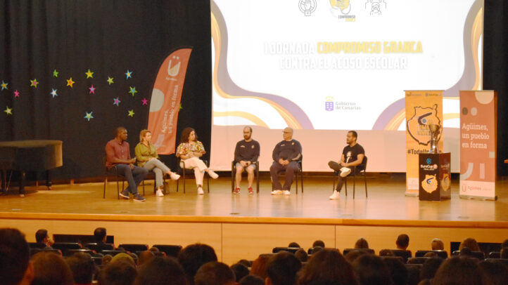 Panel de expertos discutiendo el acoso escolar en la I Jornada Compromiso Granca.