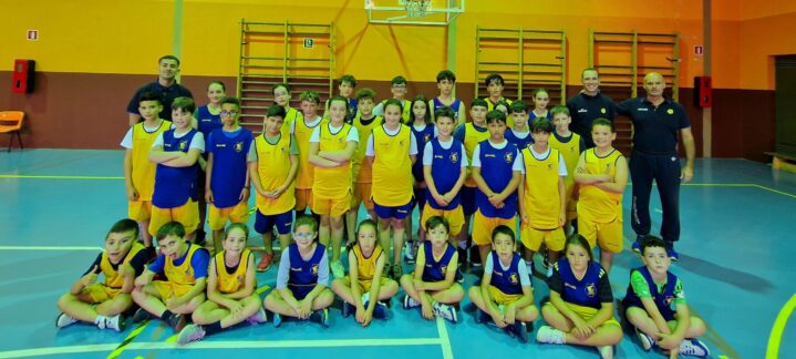 Teror y Valleseco",Jugadores de baloncesto del Club Gran Canaria posan en el gimnasio tras una jornada.