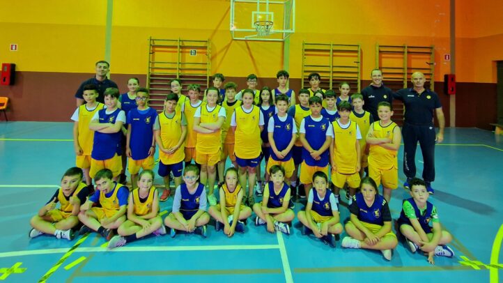 Teror y Valleseco",Jugadores de baloncesto del Club Gran Canaria posan en el gimnasio tras una jornada.