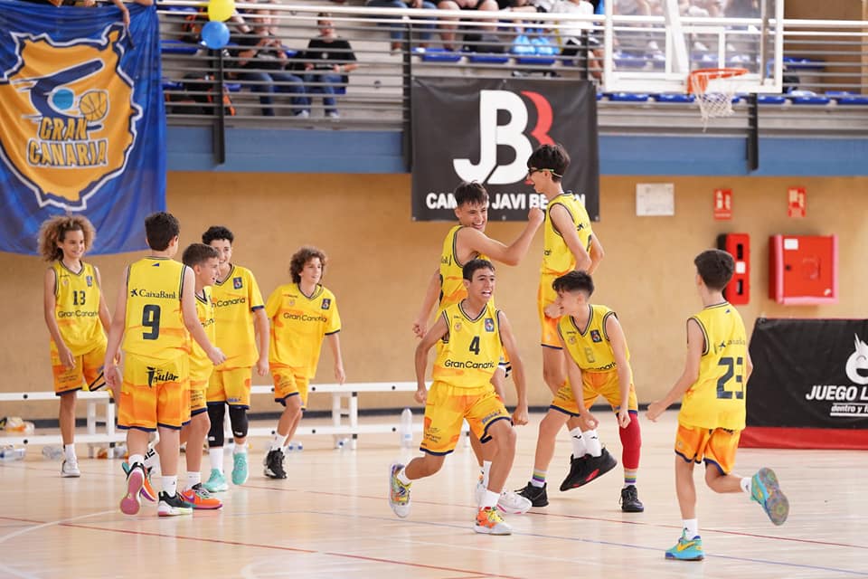 Jugadores del Gran Canaria celebran su victoria en un partido de baloncesto.