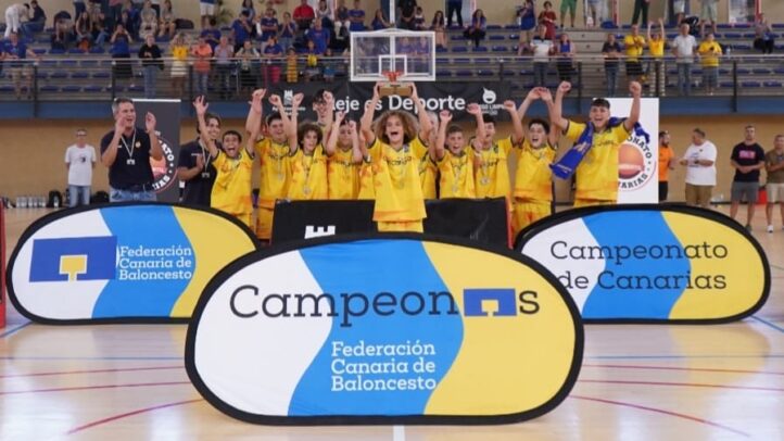 Equipo preinfantil masculino del Gran Canaria celebra su victoria en el Campeonato de Canarias.