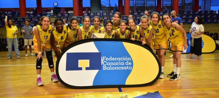 sexto de Canarias",Jugadoras del Gran Canaria preinfantil femenino posando con trofeo en una cancha de baloncesto.