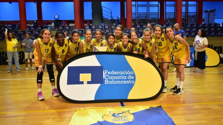 sexto de Canarias",Jugadoras del Gran Canaria preinfantil femenino posando con trofeo en una cancha de baloncesto.