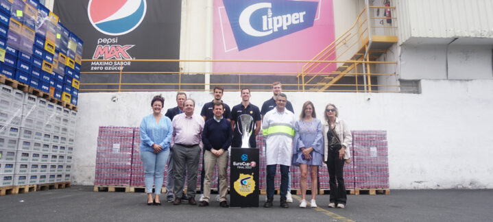 Nico Brussino y Olek Balcerowski visitan la fábrica de Ahembo","Miquel Salvó, Nico Brussino y Olek Balcerowski con representantes de Ahembo en la fábrica.
