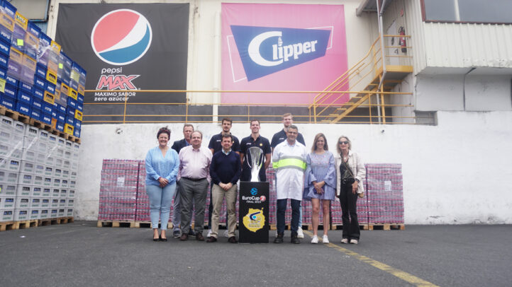 Nico Brussino y Olek Balcerowski visitan la fábrica de Ahembo","Miquel Salvó, Nico Brussino y Olek Balcerowski con representantes de Ahembo en la fábrica.