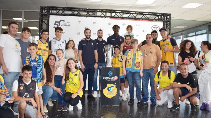 Vítor Benite y Jovan Kljajic, protagonistas en un 'meet&greet' en Toyota Canarias","Khalifa Diop, Vítor Benite y Jovan Kljajic en un encuentro con aficionados del club.