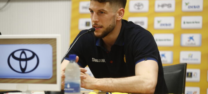 Aleksej Nikolic en conferencia, expresa su felicidad por un nuevo capítulo en Gran Canaria.