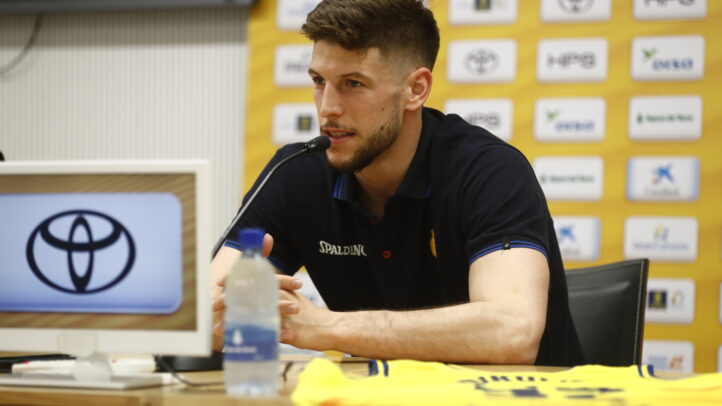 Aleksej Nikolic en conferencia, expresa su felicidad por un nuevo capítulo en Gran Canaria.
