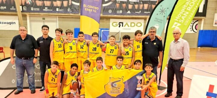Equipo de minibasket masculino del Gran Canaria, campeones insulares, posando con el trofeo.