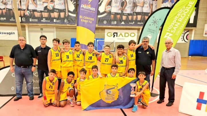 Equipo de minibasket masculino del Gran Canaria, campeones insulares, posando con el trofeo.