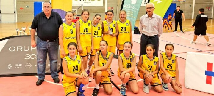 Equipo femenino de minibasket del Gran Canaria Claret en evento deportivo tras un partido.