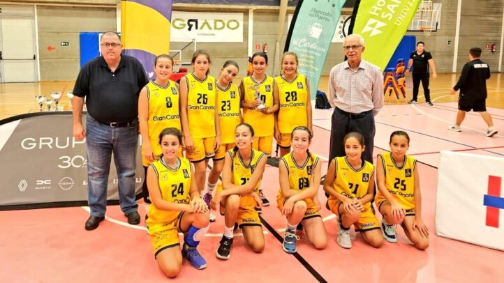 Equipo femenino de minibasket del Gran Canaria Claret en evento deportivo tras un partido.