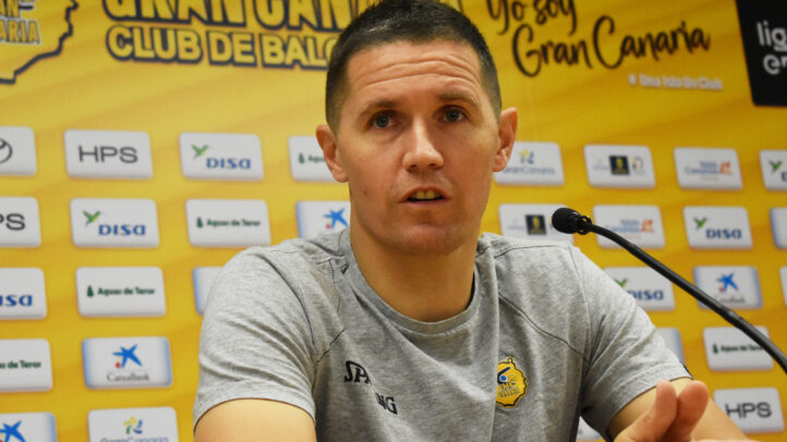Entrenador Jaka Lakovic hablando en rueda de prensa del Club Baloncesto Gran Canaria.
