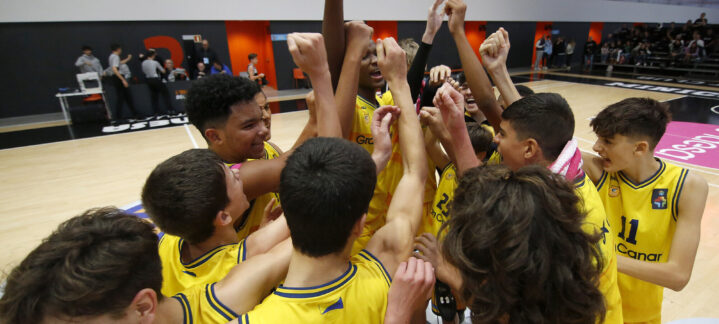 Jugadores del Gran Canaria infantil celebran en equipo tras un partido.