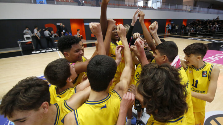 Jugadores del Gran Canaria infantil celebran en equipo tras un partido.