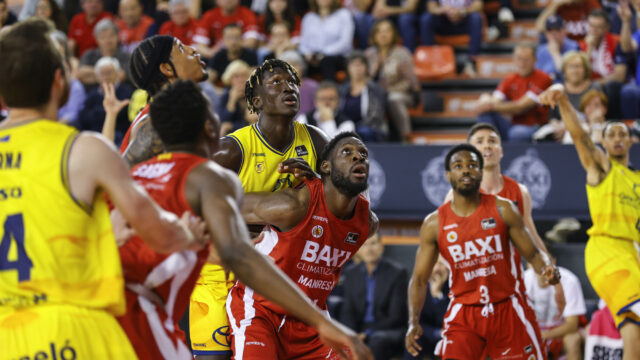 Jugadores de baloncesto compiten en un partido entre Gran Canaria y Manresa.
