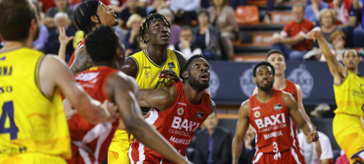 Jugadores de baloncesto compiten en un partido entre Gran Canaria y Manresa.